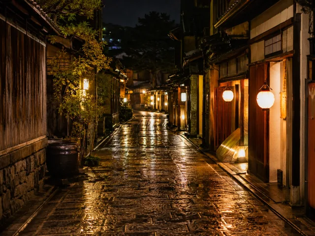 雨上がりの京都の石畳と提灯を描いた旅行記事向けAI写真生成の作例