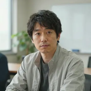 企画資料のAI画像生成を試す日本人企画担当者のアバター